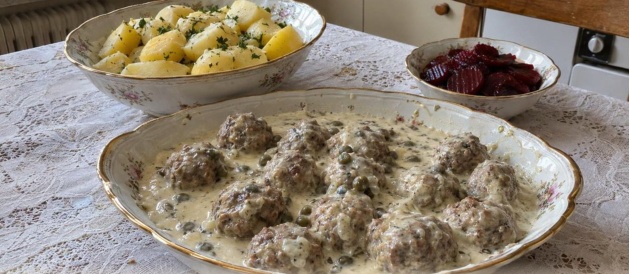 Königsberger Klopse in cremiger Kapernsauce mit Salzkartoffeln und Roter Bete